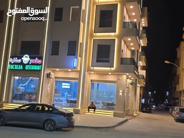 عقار علي رئيسي مباشر علي شارعين باركي سيارة كبير الموقع زواوء يصلح فندق او عيادة او جها عامة او شركة