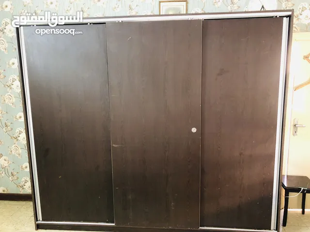 خزانة سحاب 3 درف لون بني محروق بحالة الوكالة