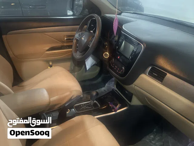 2017 ميتسوبيشي اوتلاندر Standard