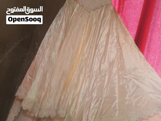 فستان للبيع للخطبه او للعرس اللون سكري ستان او دانتيل