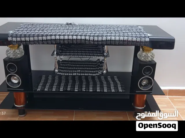 طاولة شاشه بحالة وكاله للبيع