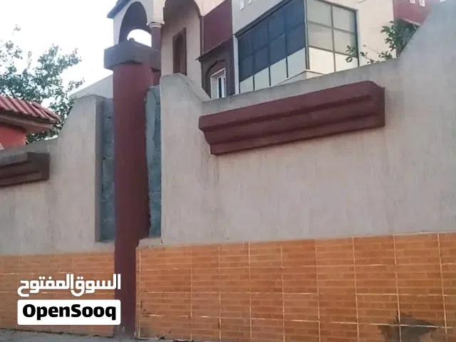 مساحة الأرض 880 مسقوف المنزل 240 يتكون كل دور من  شقتين والشقتين الدور التاني  مسقوفة  كامل 90 تق