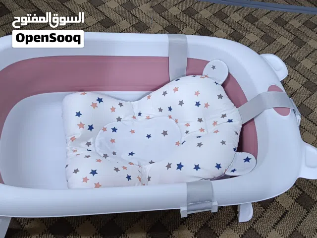 مستلزمات اطفال نطيطة وبانيو استحمام وفرشة بانيو شبه جديد  استخدام بسيط جدا