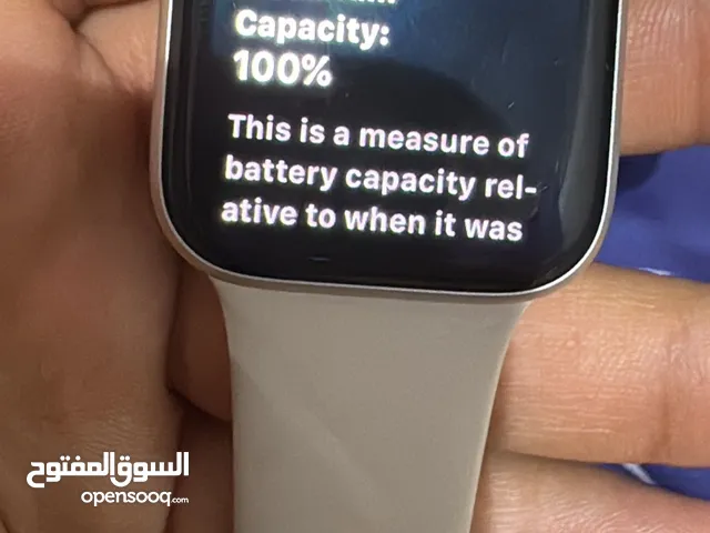 ساعة Apple Watch SE مقاس 40 مم، وبطارية بنسبة 100%.