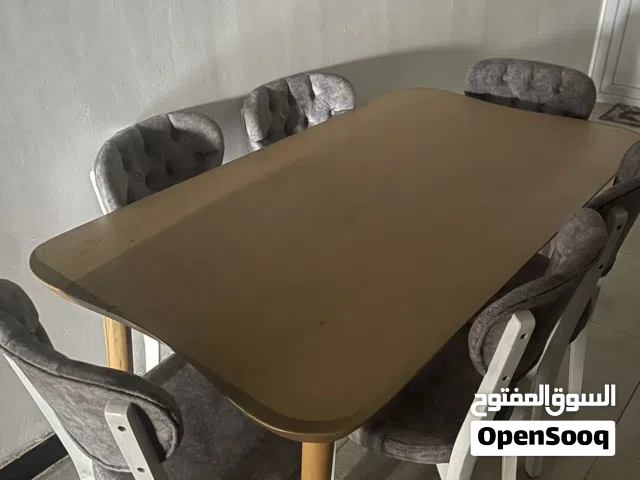 ميز طعام مع 6 كراسي للبيع