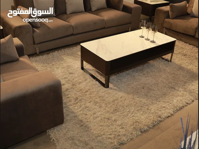 طقمين كنب ايطالي من محلات ميزو 6مقاعد ثلاثيه وثنائيه ومفردة واحده وكنب امريكي ثلاثيه وثنائيه للبيع