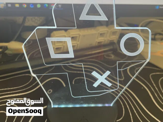 شارة علامة بلايستيشن تشتغل ببطارية او سلك شاحن