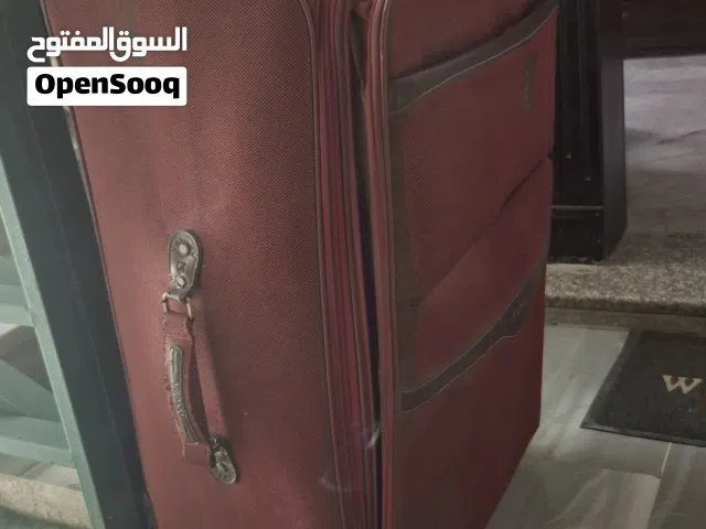 شنتة سفر كبيرة فيها فرط بزاوية واحدة ما بتأثر علاستخدام "علأكيد"  حجم كبير و عملية  جدا و قوية  15 د