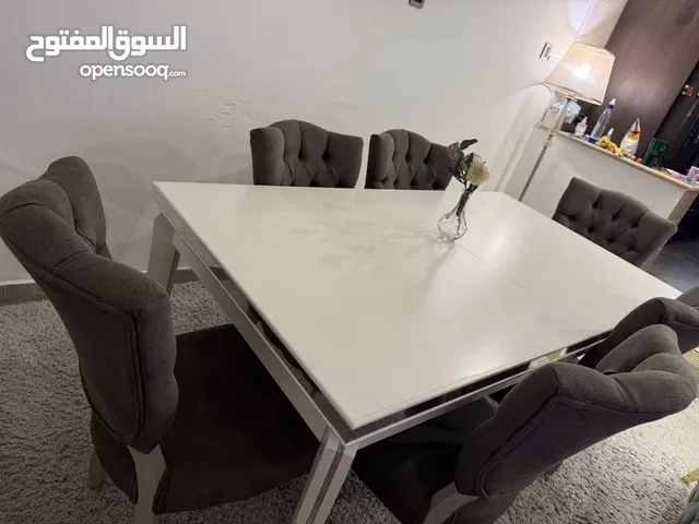 ميز طعام + 6 كراسي + بوفيه ( كونسول) مع مرآه من شركه مزاج سنتر