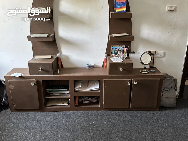 مكتب مع طاولة شاشة