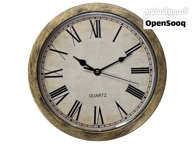 ساعة جدارية مع خزنة بداخل ساعة تعطيك منظر جميل