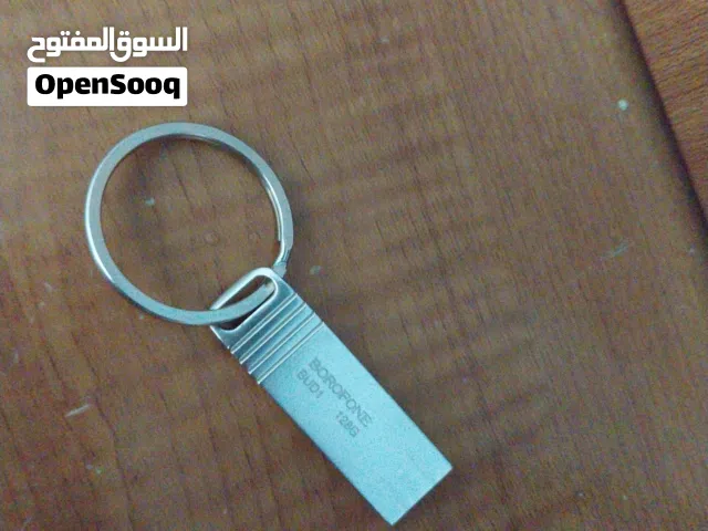 فلاش USB سعة 128GB للبيع نظيف جدًا واستعمال خفيف، شغال بدون أي مشاكل أو أعطال. سرعة ممتازة ومناسب لح