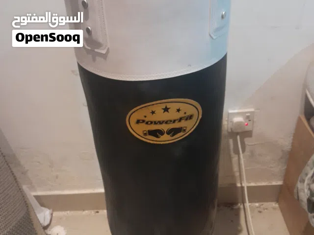 كيس ملاكمه للبيع powerfit مستعمل استعمال خفيف وزنه تقريبا 75 كيلو بيجي معاه قفازات ديلكاثلون وعلاقه