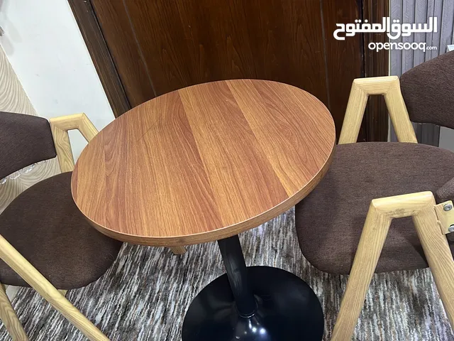 طاوله مع كرسي عدد 2 بحالة ممتازة