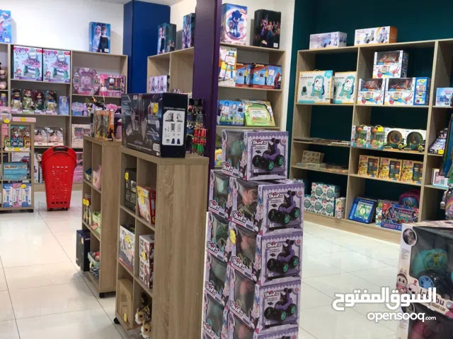 رفوف خشبية لمحل تجاري + تجهيزات كاملة