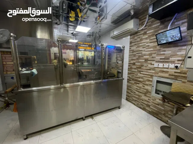 للبيع محلين فطائر ومعجنات وبيتزا 20 عام داخل الدوله