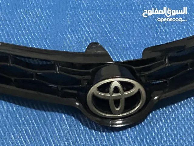 شبك مع شعار تويوتا كرولا موديل وارد 2014