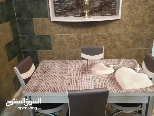 طاوله اربعة كراسي استعمال نظيف