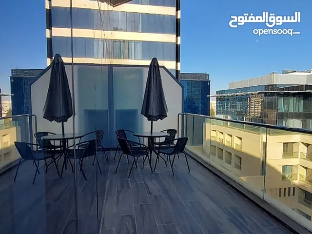 شقة دوبلكس مفروشة مع تراس مطل في Boulevard العبدلي للإيجار