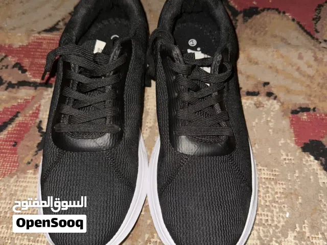 كوتشي رياضي سويدي أصلي ماركة 157 – جديد لم يُلبس