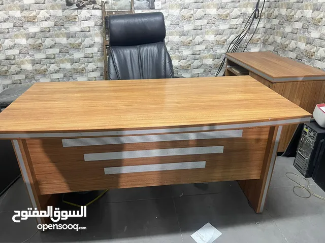 مكتب عملي بتصميم راقٍ – مثالي للعمل والدراسة!
