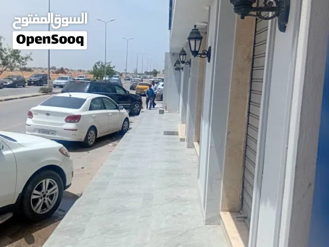 محل من طابقين للإيجار على الرئيسي مباشرة