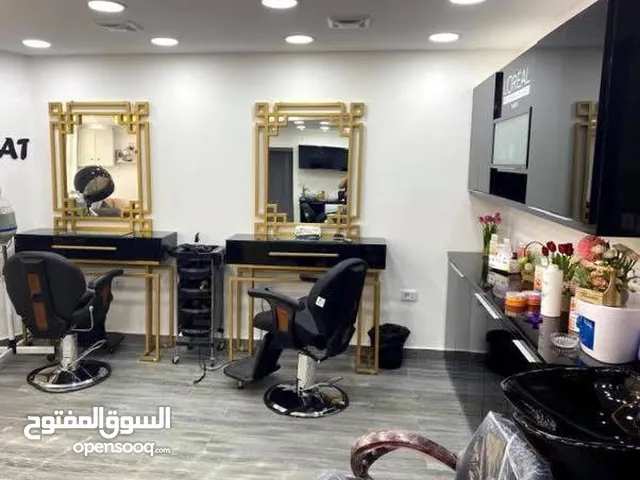 صالون للبيع بكامل معداته الصالون محدد بالكامل سبب البيع السفر للدراسه
