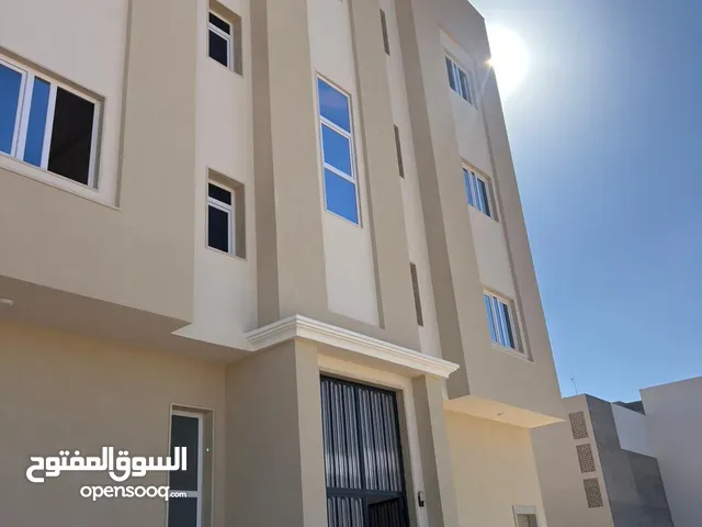 شقّة جديده (لم تسكن) وكبيرة بها مصعد وموقف سيارات بالدريبي