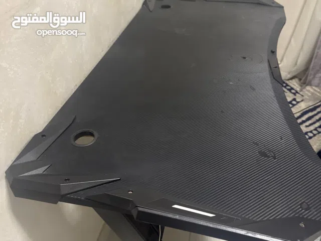 طاوله قيمنق كان فيها لد وخترل