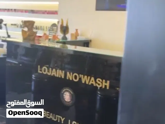 صالون فخم في دابوق مجهز بالكامل يحتوي على قسم اضافر كبير فيه جميع الأدوات والمواد  جاهز للعمل
