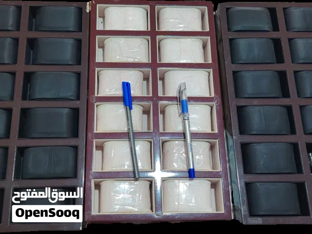 ستاند خشب ثقيل للساعات او الاكسسوارات