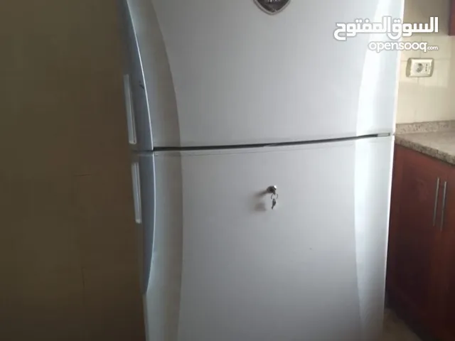 ثلاجه نوعيتها شارب 24 قدم في حاله جيده فيها نظام موفر للطاقه