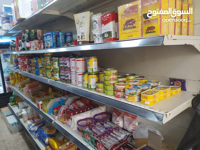 رفوف محلات ايطالي مع زوايا