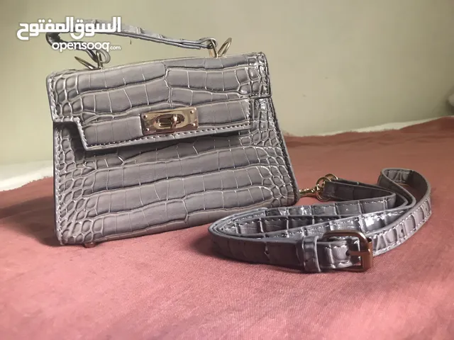حقيبة يد نسائية راقية مستوردة من الكويت الحالة : مستعملة استعمال خفيف جدا لونها رمادي