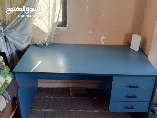 مكتب دراسي مع ثلاث دروج وساع وكبار