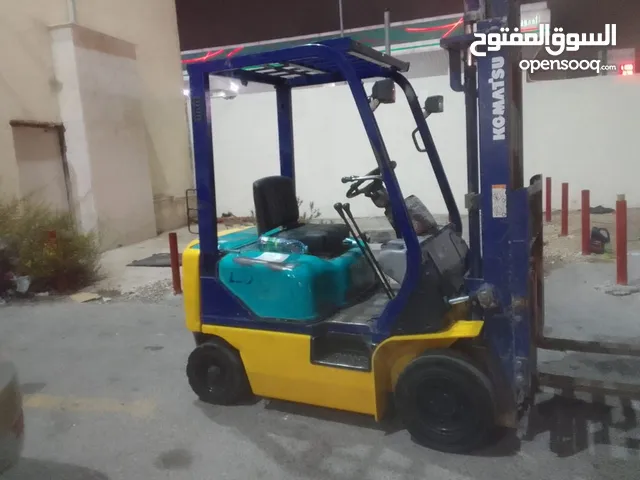 رافعات شوكية فحص كامل نوع كوماتسو حمولة طن ونص بنزين ورافعة يل حمولة 2طن ونص ديزل 3وصلات للبيع