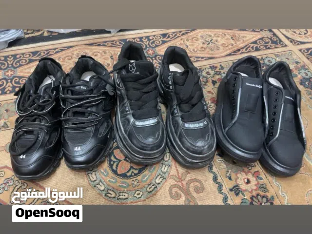 للبيع كوتشيات جديده للبيع ايرفورس اصلي جديد بالبوكس معاه شنطه نايك مقاس 40 وللبيع تراك والكسندر مقاس