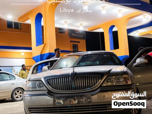 2004 لينكولن تاون كار