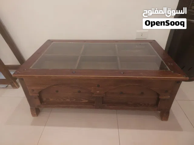طاولة كبيرة مع طاولتين صغيرة للبيع