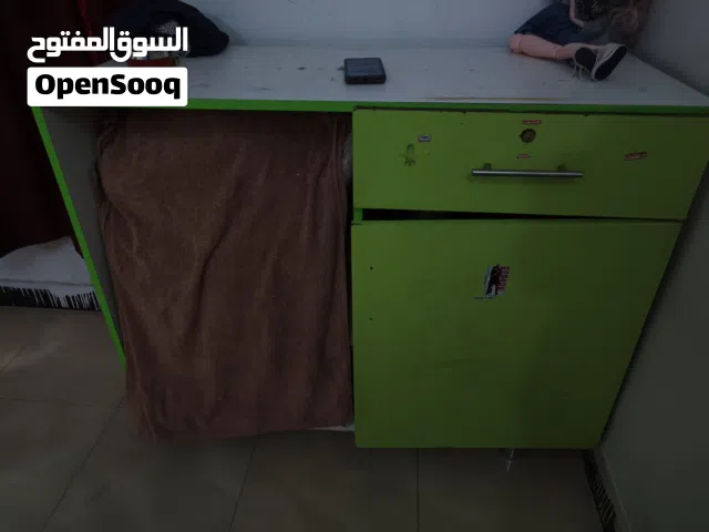 ميز مكتبي صالح للدراسة