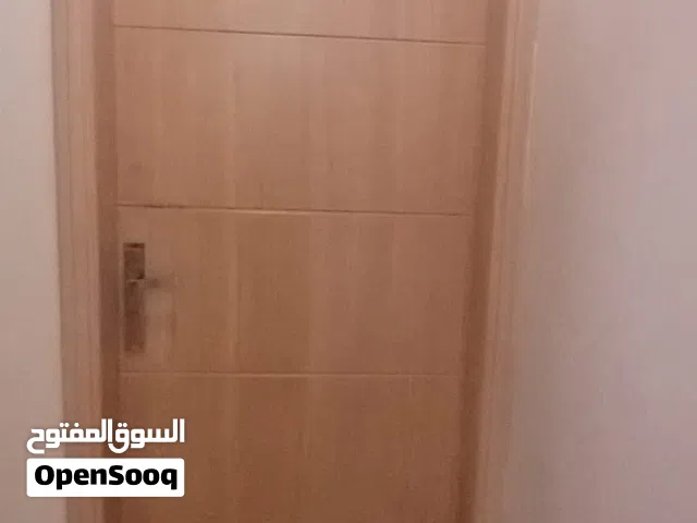 خمسة أبواب خشبية في حالة جيدة جدا