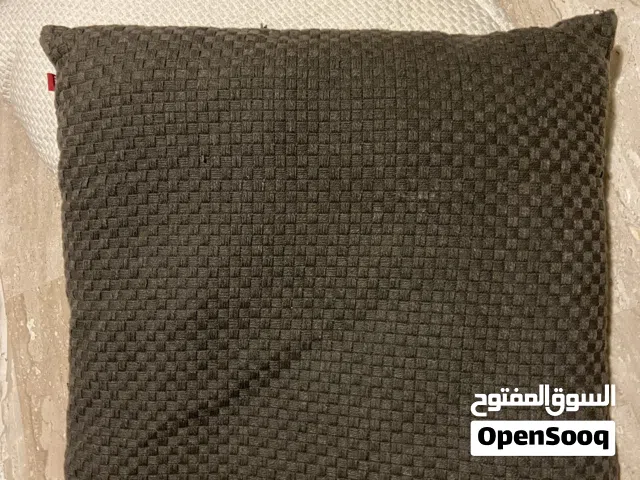 كوشينز حجم كبير عدد 2 بحالة ممتازة مقاس 60x60سم للبيع