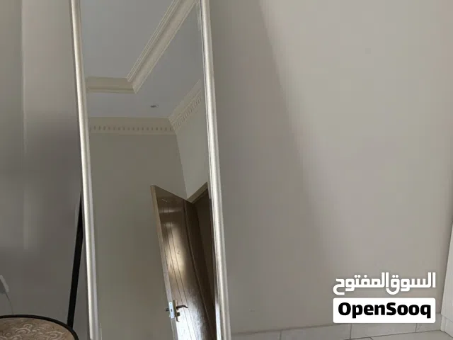 مرايه فضي اللون