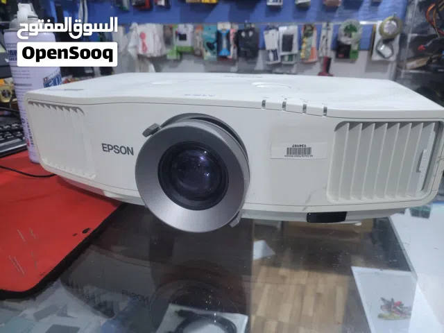 للمشاريع الكبيرة والعروض السينمائية والقاعات والصالات الكبيرة ومدرجات الدراسية