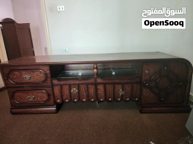 طاولة شاشة بتصميم كلاسيكي أنيق تضيف لمسة فخامة لأي غرفة معيشة.