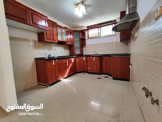 شقة صغيرة غير مفروشة مع ساحه للايجار في سطح مرحبا