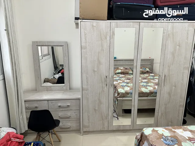 غرفة نوم كاملة مع سرير اطفال واغراض اخرى جميع الاغراض بحالة ممتازة