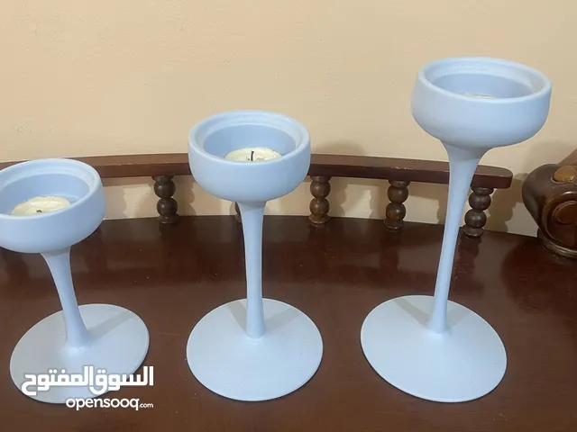 طاولة بحاله ممتازه ولها دواليب خشب بنيه اللون  مع شمعدان طقم من 3 قطع جديد