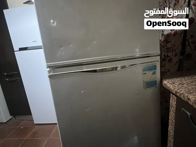 السلام عليكم عندي تلاجة مستعملة للبيع عيبها الوحيد طولو الخزان يبي تسريح والباقي أمورها الله ايبارك