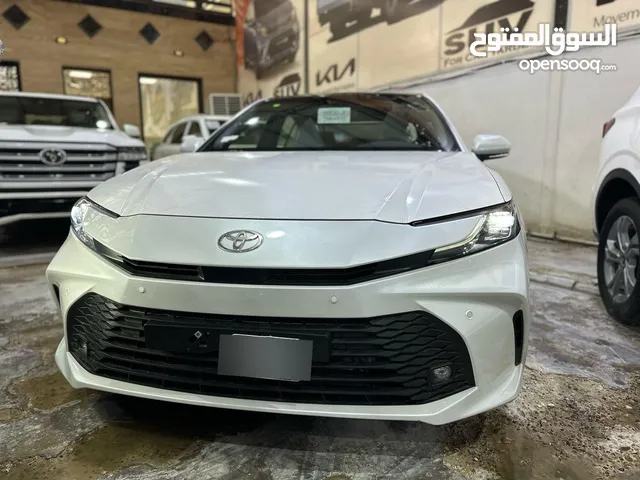 كامري فئة LE موديل 2025 بانوراما كرسي كهربائي بمحرك 2,500 هايبرد يتوفر البيع والمراوس